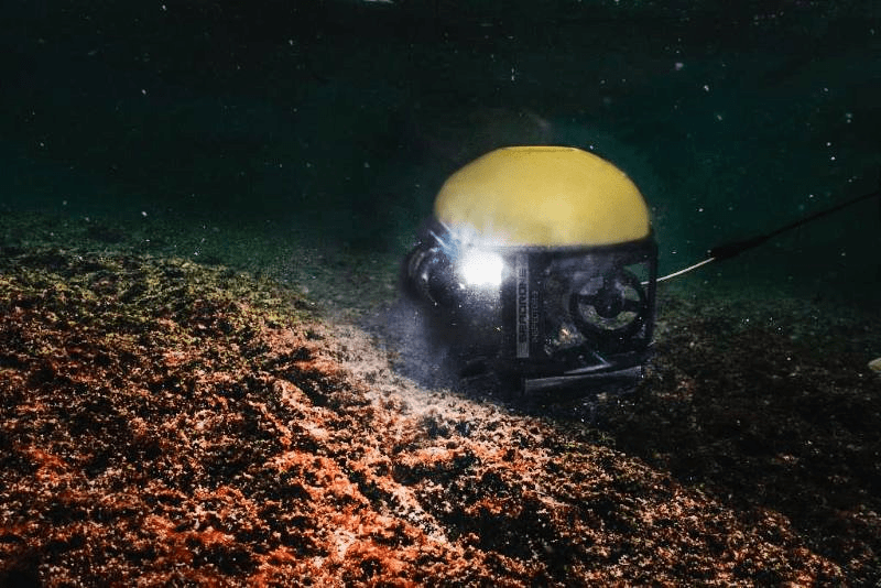 2 Seadrone underwater