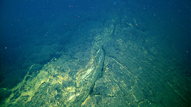4 axial lava fracture D879 640