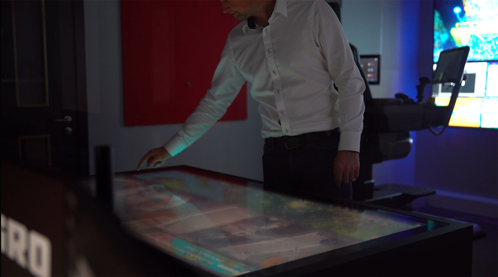 2 uncrewed surface vessel passage planning being conducted on fugros digital touch table within our aberdeen roc