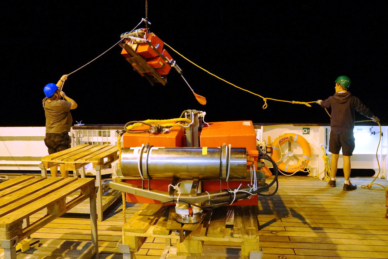 3 Einsatz eines Ozeanbodenseismometers vor der Küste von Nord Chile 300dpi c Stefan Kontradowitz GEOMAR